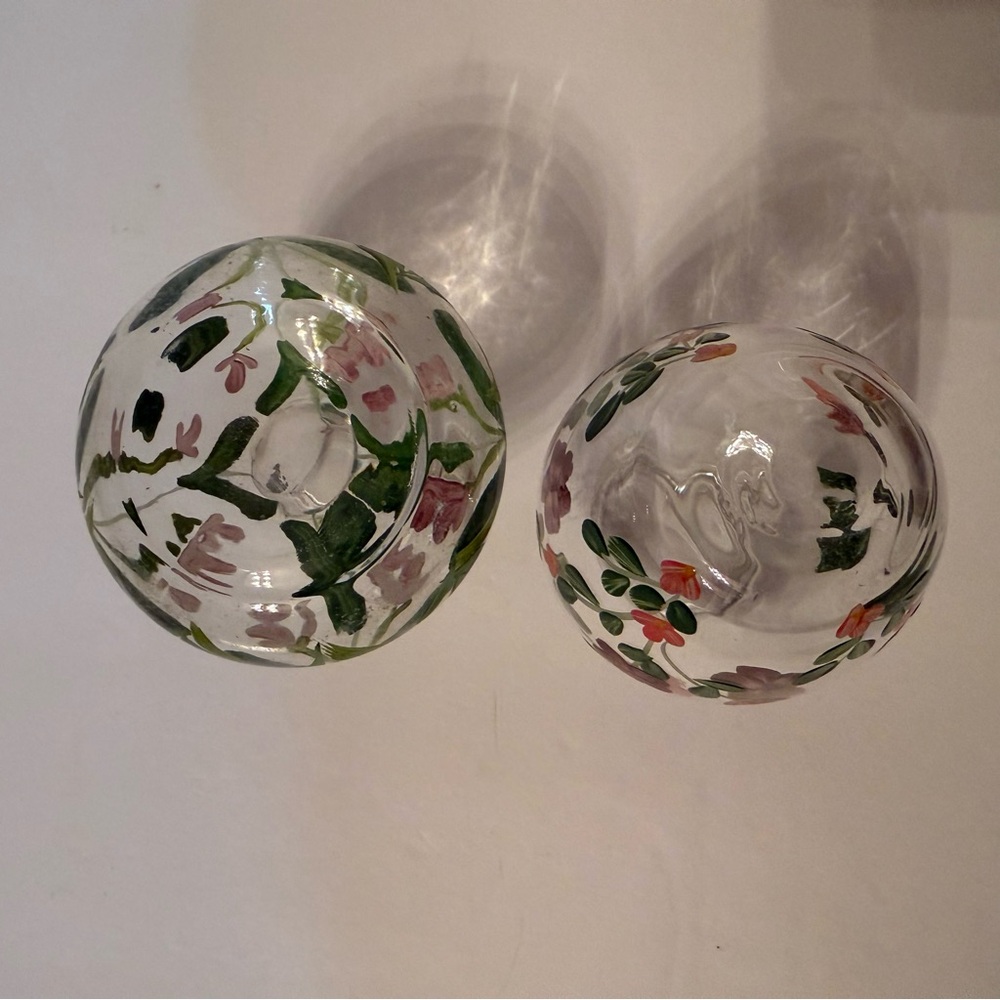 VINTAGE BUD VASES PAIR SMALL CLEAR GLASS HAND PAINTED FLOWERS PINK PURPLE GREEN - Picture 5 of 7